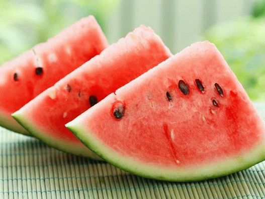 A melancia é uma verdadeira fatia do verão, uma das frutas mais refrescantes do verão