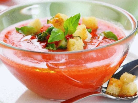 Gazpacho - versão de verão do primeiro prato: sopa fria de legumes espanhola, muitas vezes à base de tomate