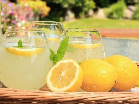 Limonada - um parente doce e azedo de chá gelado