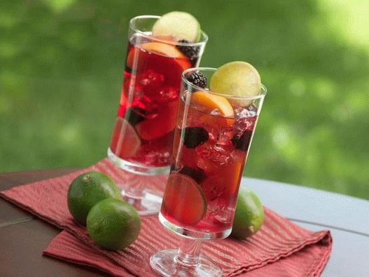 A sangria é uma maneira fácil e eficaz de usar frutas na forma de uma bebida