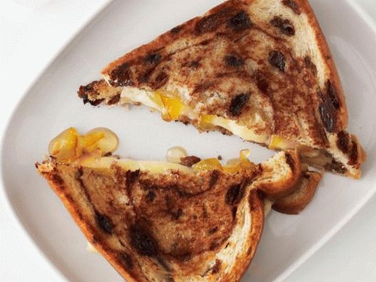 48. Com brie e geléia de laranja