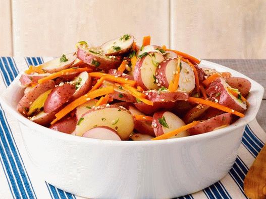 33. Salada de batata com cenoura e sementes de gergelim