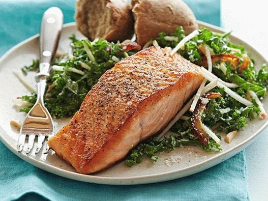 No. 47: salmão frito em uma panela e salada com maçãs e tâmaras