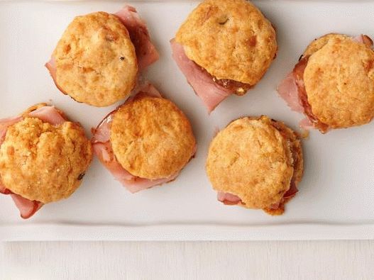 36. Bolinhos de Queijo com Presunto