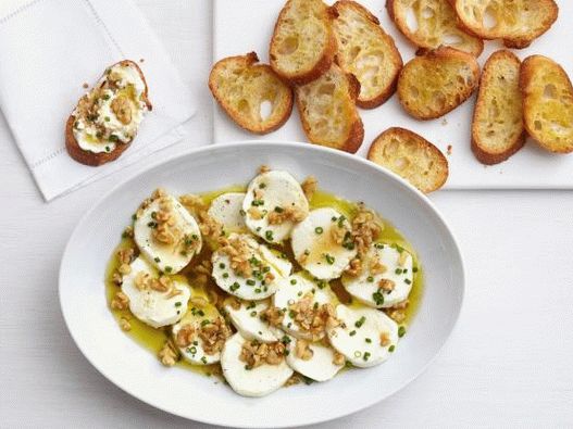 11. Queijo de cabra com mel e nozes