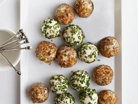 18. Queijo bolas com figos e nozes.