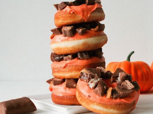 Pratos fotográficos - donuts de Halloween com barras de chocolate
