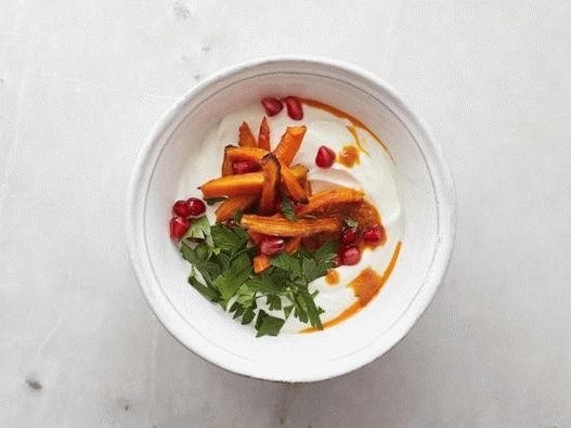 Com cenouras: harissa, cenouras assadas, romã e salsa