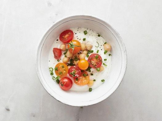 Com grão de bico: grão de bico, tomate cereja, sal de cereal e cebolinha