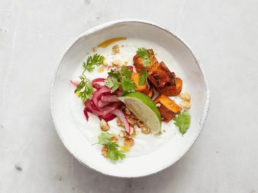 Com batata doce picante: batata doce assada com cominho, cebola em conserva, nozes, coentro, limão e óleo de pimenta