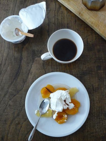 Foto damascos em molho de vinho doce