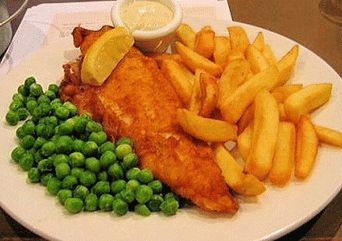 Peixe com batatas fritas e batatas - um prato tradicional britânico