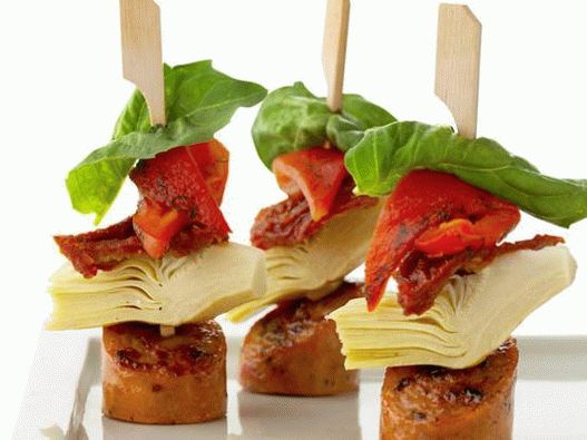 Antipasto foto com salsichas no espeto