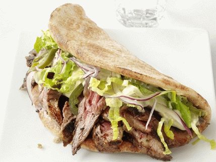 Foto de sanduíches de carnes árabes, alface e hummus