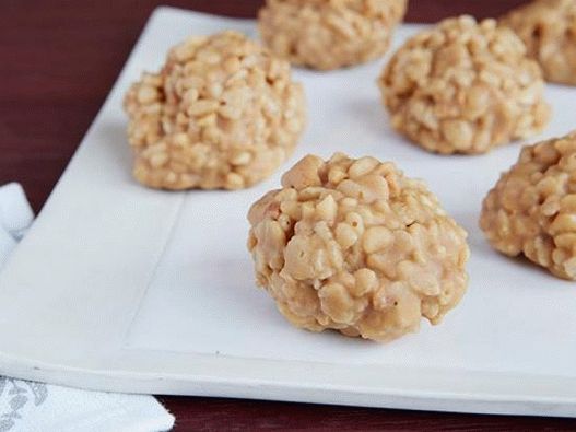 Bolas de amendoim de foto de arroz tufado