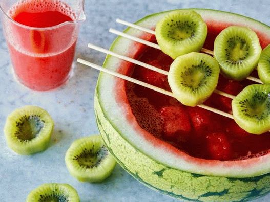 Foto Ponche de melancia com limoncello e um copo de kiwi