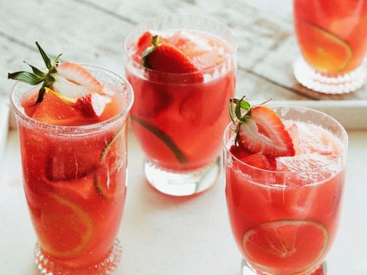 Foto sangria de melancia e morango