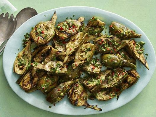 Foto de alcachofras grelhadas com menta salsa verde