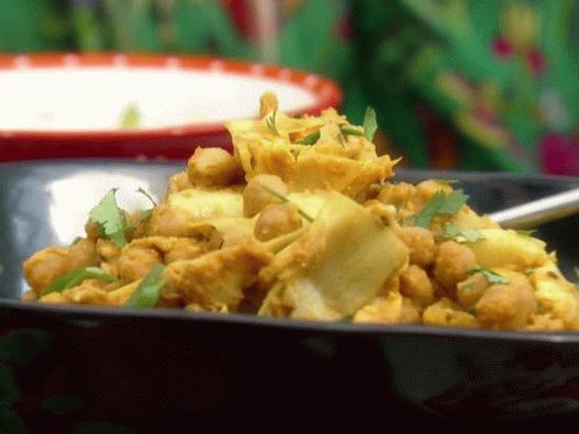 Foto de alcachofras com grão de bico e tempero com garam masala