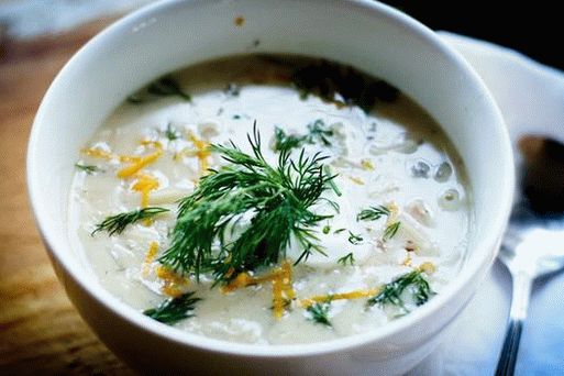 Foto de Avgolemono com pasta orzo (canja de galinha grega com molho de ovo e limão)
