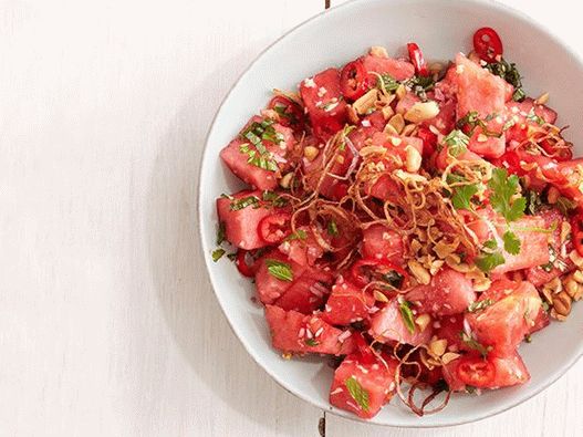 Foto salada asiática com melancia