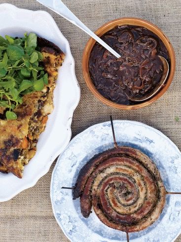 Photo Bubble & Squick - Couve assada e batatas com salsichas e molho de cebola por Jamie Oliver