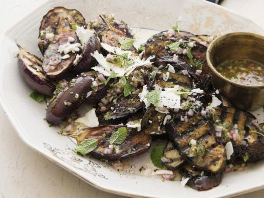 Foto de berinjela grelhada com molho feta e vinagrete com hortelã