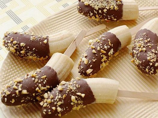 Foto de uma banana com cobertura de chocolate no palito