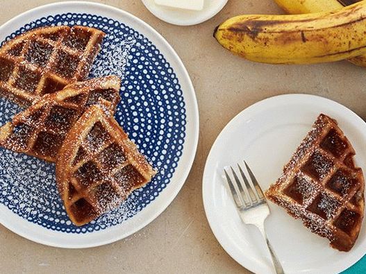 Foto de pão de banana em um ferro de waffle