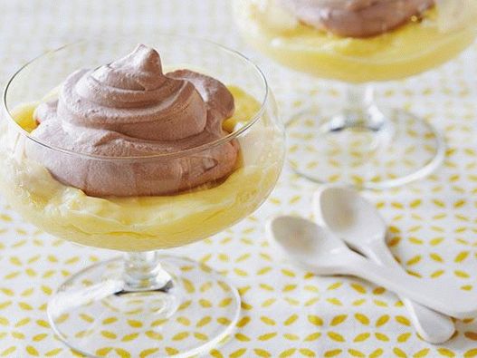 Foto de pudim de banana com chantilly de chocolate