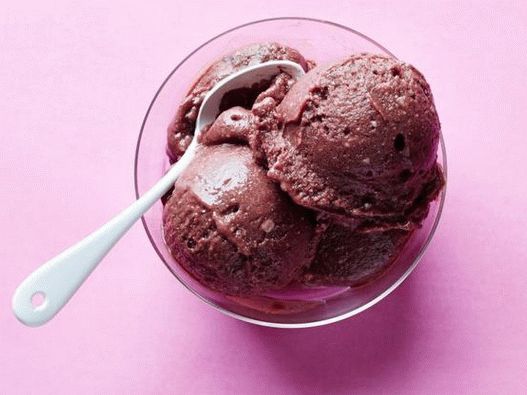 Foto sorvete de banana com purê de açaí