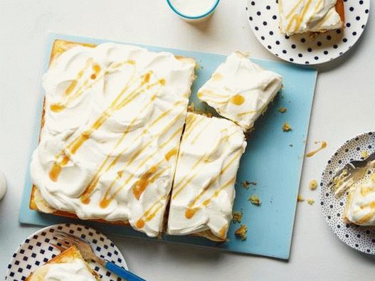 Foto de um bolo de banana cheio de pudim e doce