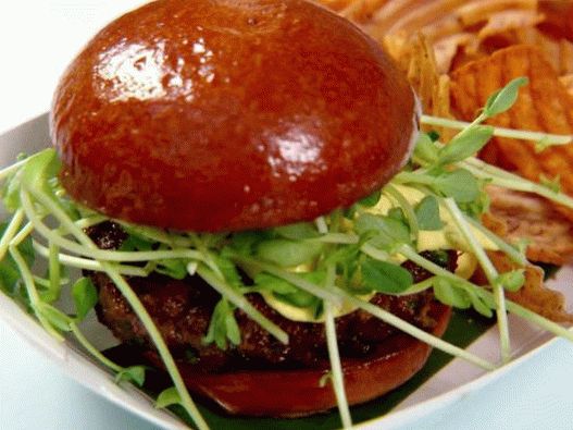 Foto costeleta de cordeiro para hambúrguer e molho grego