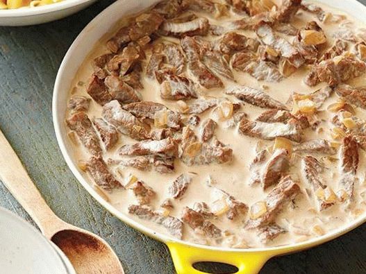 Foto de carne estrogonofe de filé mignon com creme de leite