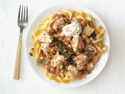 Foto de strogonoff de carne de frango em molho de creme de leite