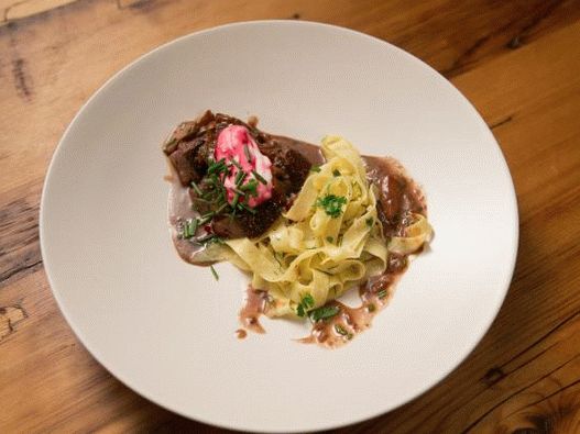 Foto de estrogonofe de carne com creme de leite e beterraba