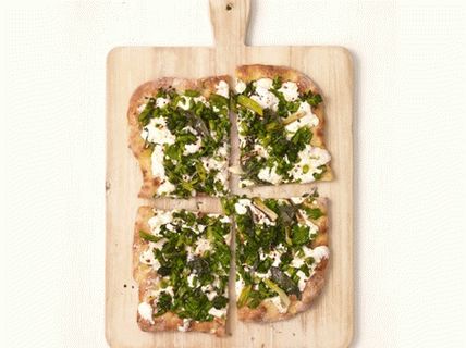 Foto pizza branca com brócolis