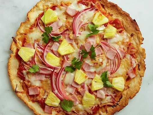 Foto pizza sem glúten com presunto e abacaxi