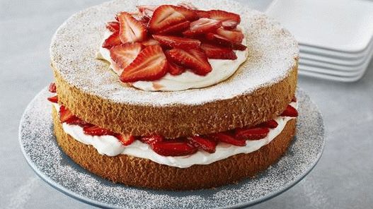 Foto Sponge cake com morangos e creme