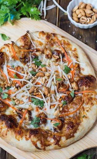 Foto pizza rápida tailandesa com frango e molho de amendoim