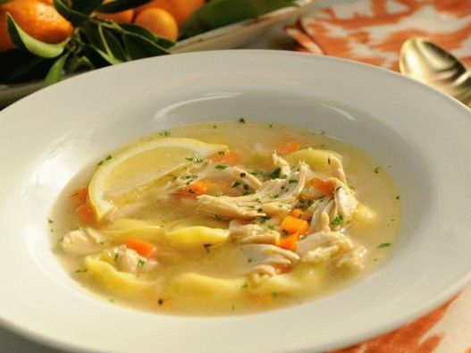 Foto rápida de caldo de galinha com tortellini de queijo