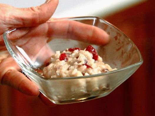 Pudim de arroz rápido com canela, cardamomo e mirtilos