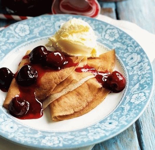 Foto panquecas de cereja com conhaque