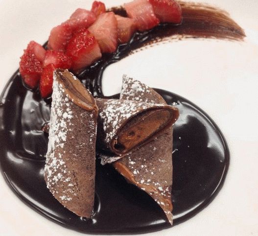 Panquecas de fotos com mousse de chocolate
