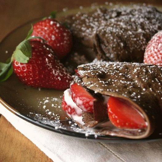 Panquecas de fotos com chocolate, morangos e calda de caramelo