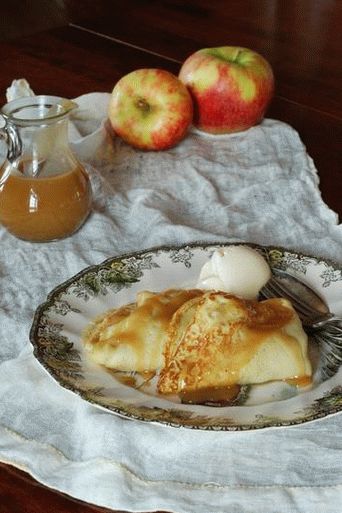 Panquecas de fotos com recheio de abóbora e maçã e sorvete caseiro