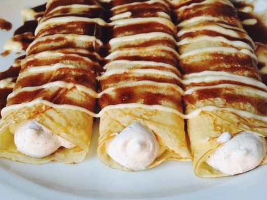 Panquecas de foto com recheio de requeijão e molho de canela-rum