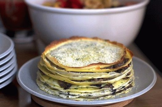 Foto bolo de panqueca com queijo e cogumelos