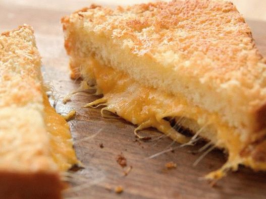 Foto do prato - sanduíche de queijo quente crocante