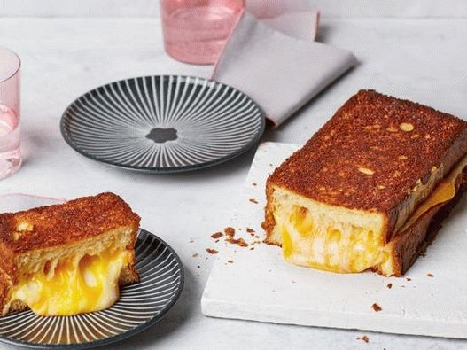 Foto do prato - Um sanduíche de queijo quente gigante para uma grande empresa